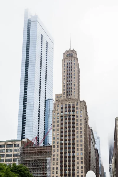 Klasyczne i nowoczesne wieżowce w Chicago we mgle — Zdjęcie stockowe