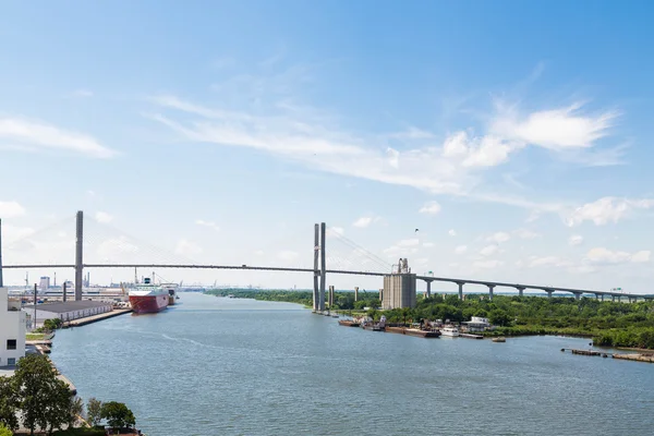 Schorsing brug Over verzending poort — Stockfoto