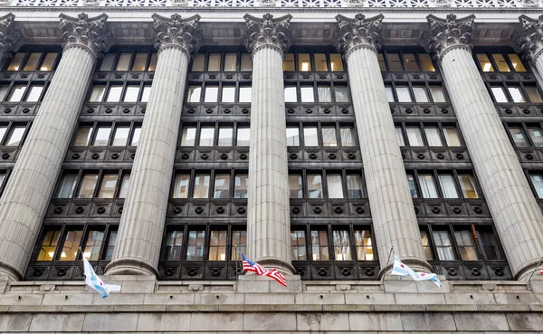 Zászlók és hatalmas Chicago épület oszlopok — Stock Fotó