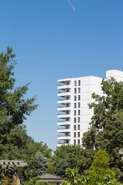 White Stone Condos Rising from Green Gardens — Stock Photo, Image