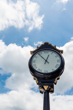 Güzel gökyüzü altında klasik sokak saat