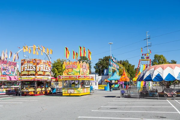 Lege Amusement Park in Parking Lot — Stockfoto