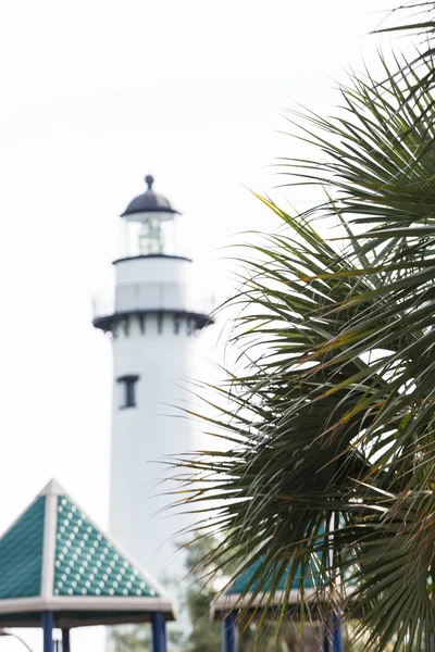 Beyaz deniz feneri ötesinde Park ve Palm — Stok fotoğraf