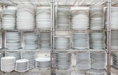 Beyaz tabak yığınları