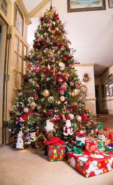 Süslü Noel ağacının altında sarılmış hediyeler