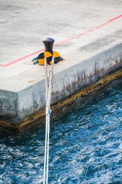 Beyaz siyah ve sarı sınır elemanları için ipleri