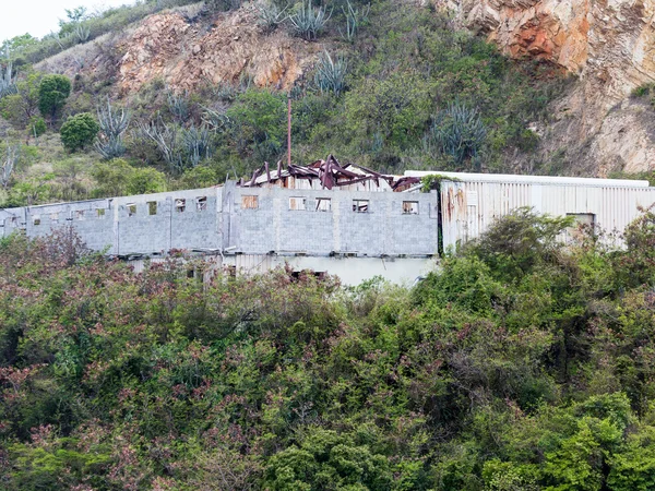 Gammal byggnad på tropisk sluttning med orkanens skador — Stockfoto