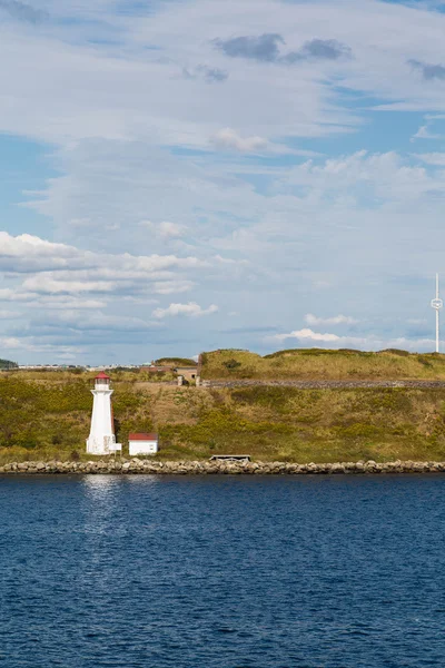 Faro blanco en la costa verde por Blue Water —  Fotos de Stock