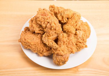 Fried Chicken ahşap masa üzerinde beyaz tabak