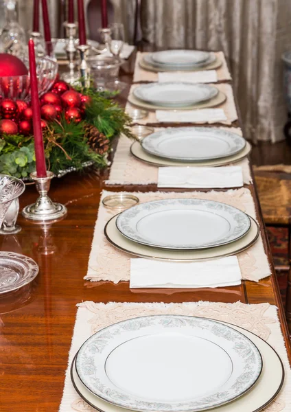 China blanca en la mesa decorada para Navidad — Foto de Stock