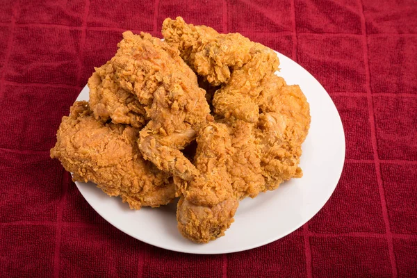 Placa blanca de pollo frito en toalla roja —  Fotos de Stock