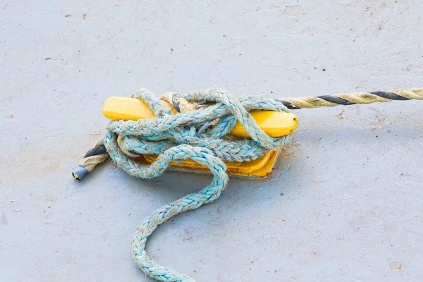 Blauwe versleten touw op gele Klang — Stockfoto