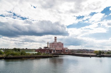 Santral parlak gökyüzü altında