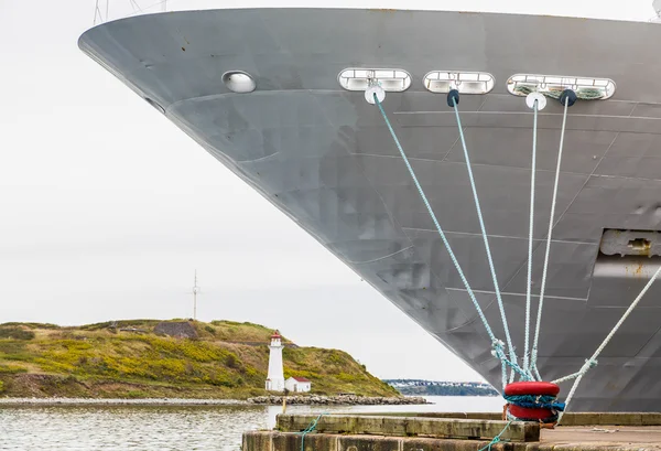 Crucero amarrado por faro blanco —  Fotos de Stock