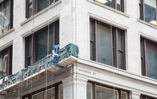 Lešení na budovu v Dearbornu a Madison v Chicagu — Stock fotografie