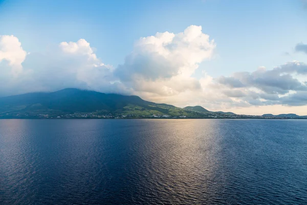 穏やかな海を渡って夜明けの光の中のグリーン島 — ストック写真