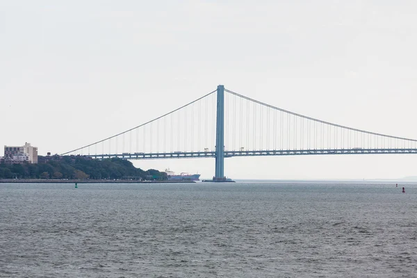 Verrazano brug Over grijs Water — Stockfoto