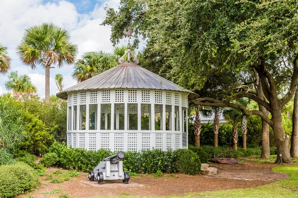 Vieux canon par Gazebo dans les tropiques — Photo