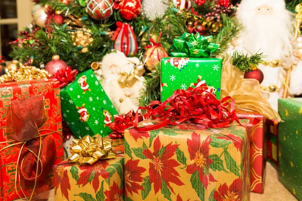 Muchos regalos bajo el árbol decorado — Foto de Stock