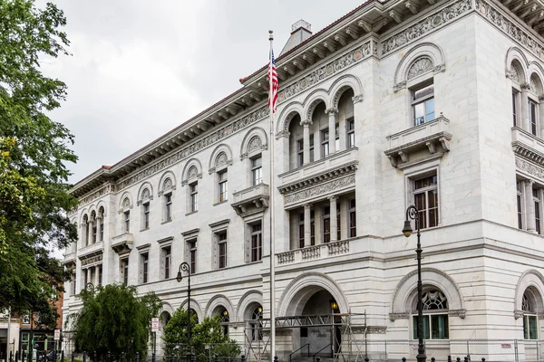 Klassisches altes Steingebäude in der Savanne — Stockfoto