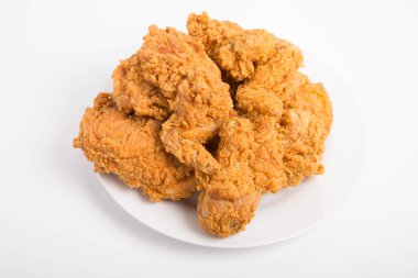 Fried Chicken beyaz Counter üzerinde beyaz bir plaka üzerinde