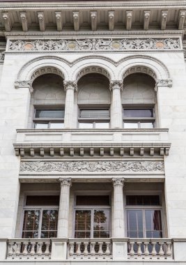 Üç kemerli taş binada