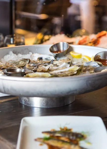 Ostron i skaldjursrestaurang — Stockfoto