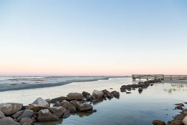 Pedras na praia como maré sai — Fotografia de Stock