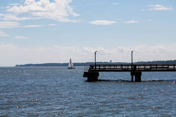 Witte zeilboot verleden donkere Pier — Stockfoto