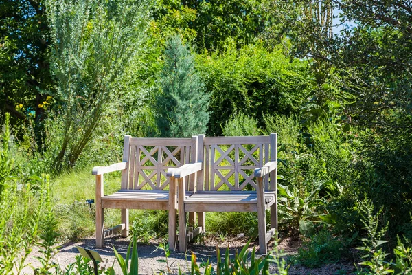 Δύο ξύλινες καρέκλες στον πράσινο κήπο — Φωτογραφία Αρχείου