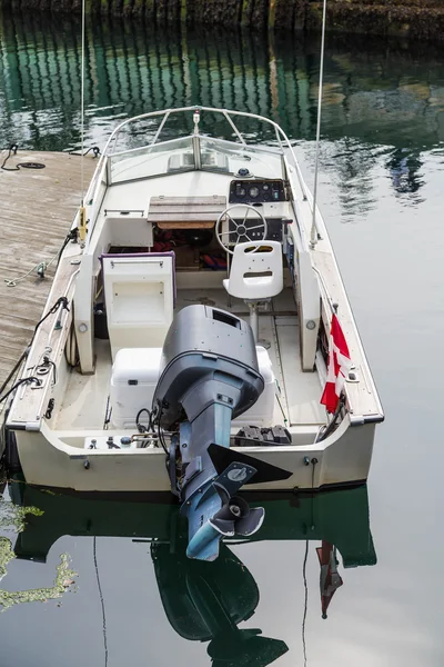 Moteur noir sur bateau blanc avec drapeau canadien — Photo