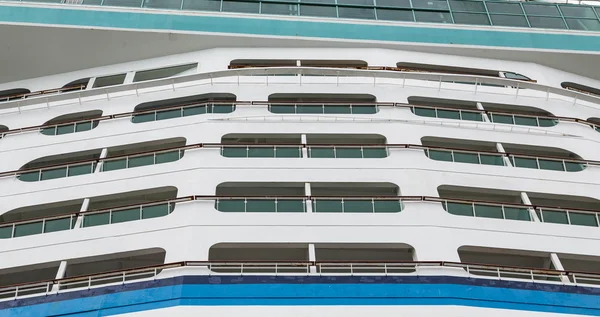 Decks e janelas do navio de cruzeiro — Fotografia de Stock