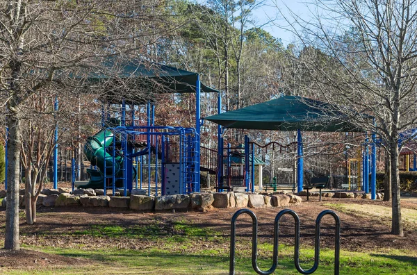 Parque infantil azul brilhante em Winter Park — Fotografia de Stock