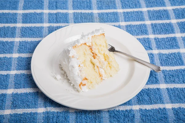 Bolo de coco delicioso na toalha azul — Fotografia de Stock