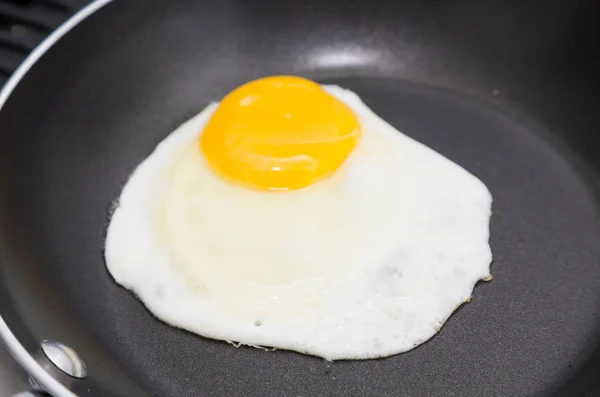 Sütés Sunny Side Up tojás — Stock Fotó