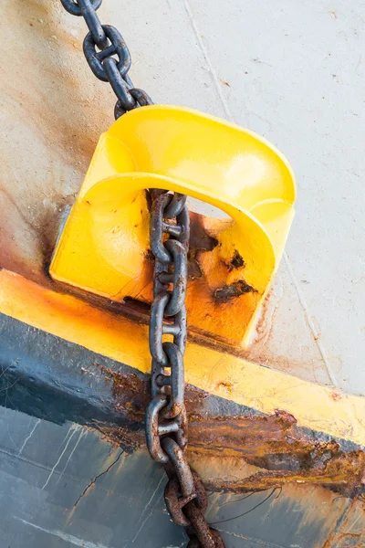 Rostige Eisenkette durch gelbe Führung — Stockfoto