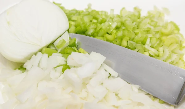 Krojenie cebuli i selera z nożem — Zdjęcie stockowe