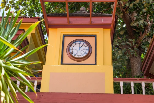 Färgglada Clock Tower i Philipsburg — Stockfoto