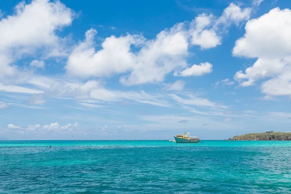 Fishing Boat on Horizon — Stock Photo, Image