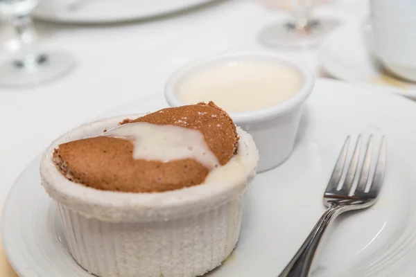 Souffle de chocolate com molho de baunilha — Fotografia de Stock