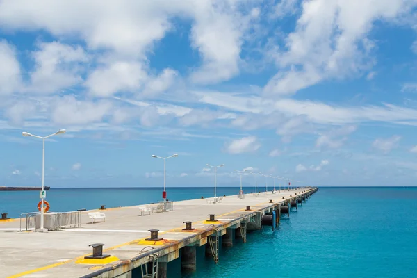 Muelle de hormigón en el océano azul — Foto de Stock