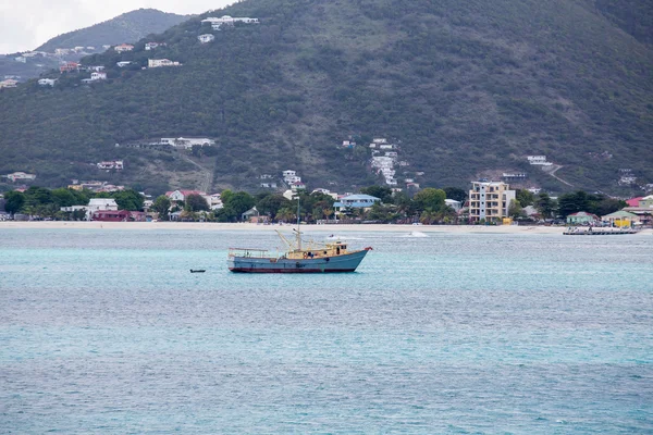 Αλιευτικά σκάφη στα ανοικτά των ακτών St Marting — Φωτογραφία Αρχείου