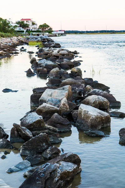 Rocas a lo largo de la orilla al atardecer —  Fotos de Stock