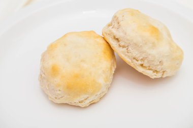 Beyaz tabakta iki taze bisküvi