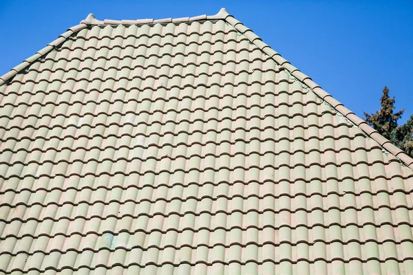 Toit carrelé vert sous le ciel bleu — Photo