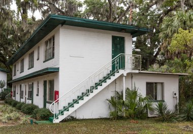 Eski terk edilmiş bir otel merdivenlerinde