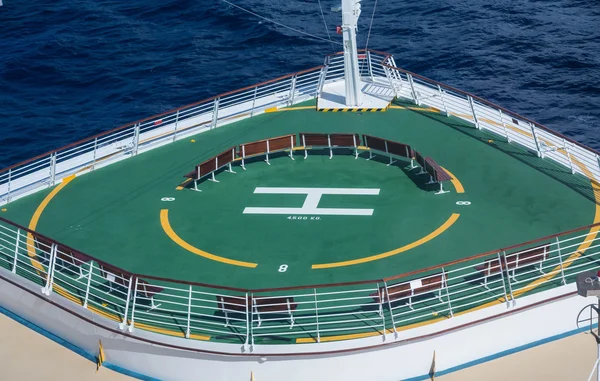 Groene helikopter Pad op de boeg van het cruiseschip — Stockfoto