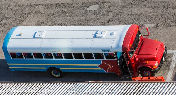 Kırmızı beyaz ve mavi parti otobüsü Aruba — Stok fotoğraf