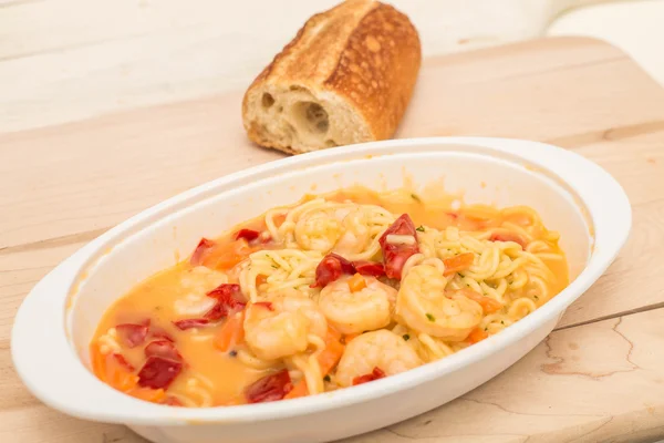 Camarones en Pasta de Cabello Ángel con Salsa y Pan Francés —  Fotos de Stock