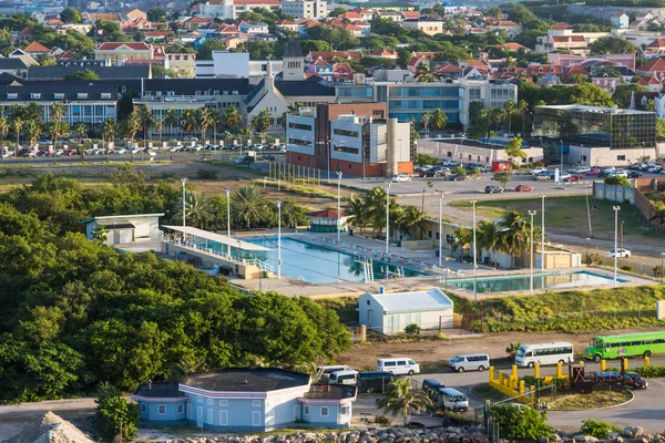 Schwimmbad in bunten Curaçao — Stockfoto